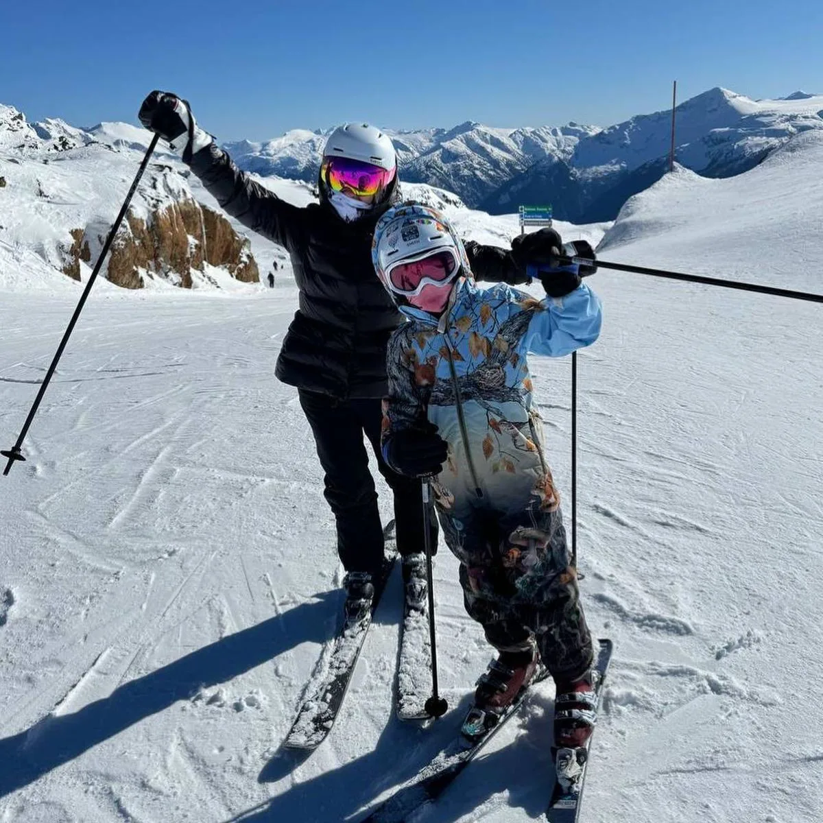 Adamari López y su hija Alaïa disfrutan de una aventura invernal en